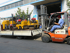 福瑞得機(jī)械4臺(tái)小型壓路機(jī)裝車(chē)發(fā)往河南。